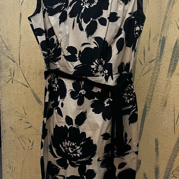 Black and nude floral dress by Karin Stevens Size 8 - Picture 4 of 5